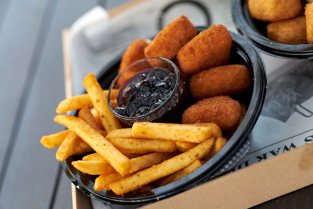 Camembert hasábbal áfonyával