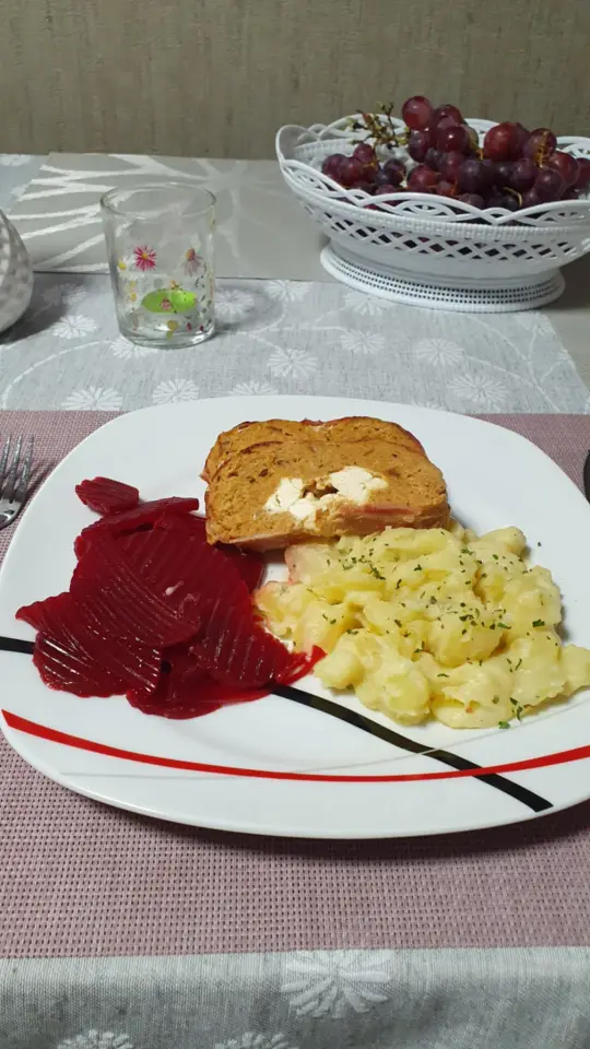 Fasírt feta sajttal, tejszínes krumpli, cékla saláta