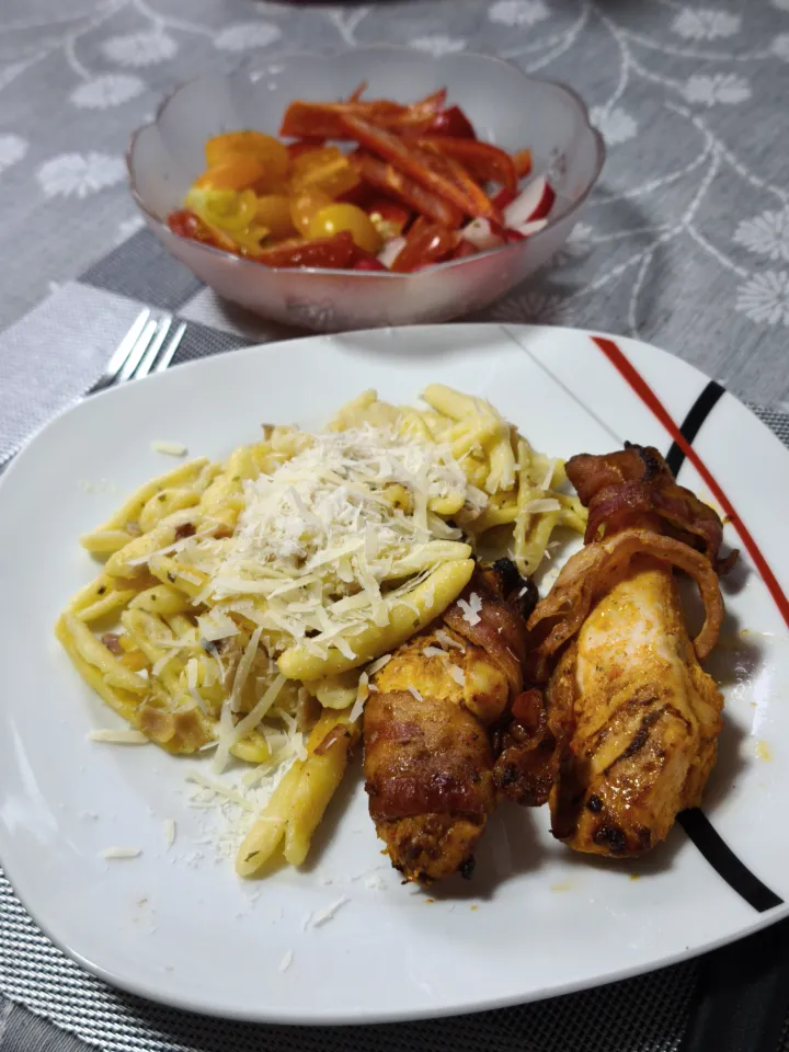 Baconbe tekert csirkemell tejszínes-sajtos pennével